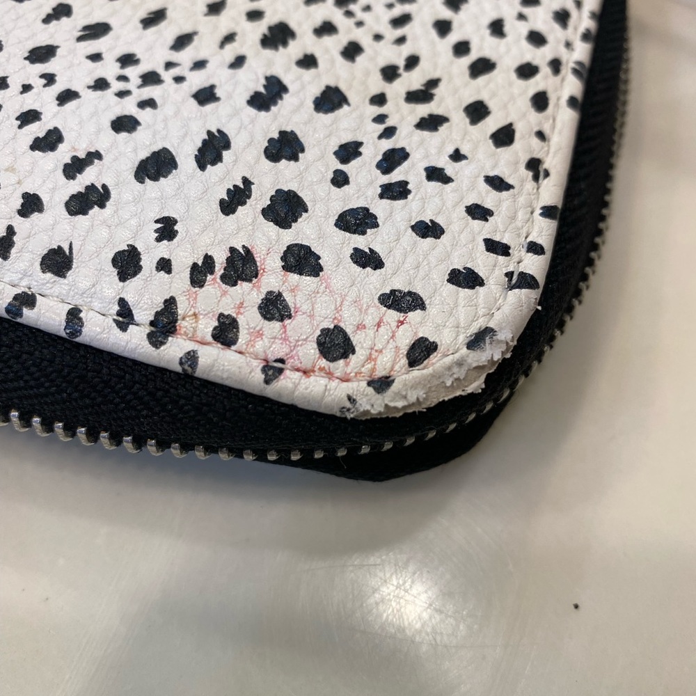 All about the Benjamin’s thirty one black speckle wallet with wristlet strap